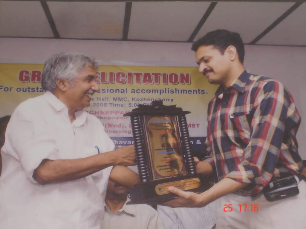 Dr Pradeep Kocheeppan with Mr Oommen Chandy, then CM of Kerala, receiving a felicitation for outstanding accomplishments